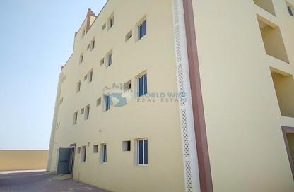 سكن عمال - استوديو - 8 حمامات للايجار في شارع الصناعية الشرقي - بركة العوامر - الوكرة