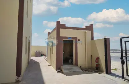 سكن عمال - استوديو - 8 حمامات للايجار في شارع الصناعية الشرقي - بركة العوامر - الوكرة