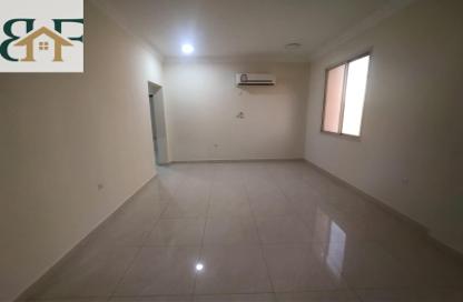 Apartment - 2 Bedrooms - 2 Bathrooms for rent in Umm Ghwailina Comm - Umm Ghuwalina - Umm Ghuwailina - Doha
