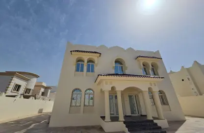 فيلا - 5 غرف نوم - 5 حمامات للايجار في شارع الجامعه - المرخية - الدوحة