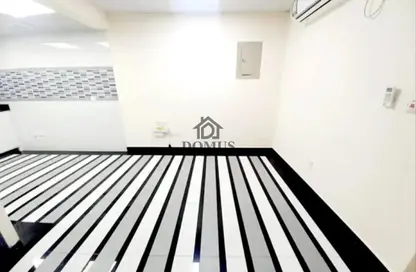 شقة - غرفة نوم - 1 حمام للايجار في شارع ثابت بن زايد - المنصورة - الدوحة