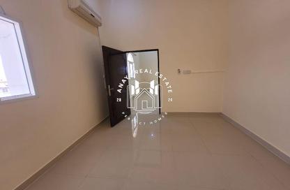 Villa - 2 Bedrooms - 1 Bathroom for rent in Umm Al Seneem Street - Ain Khaled - Doha