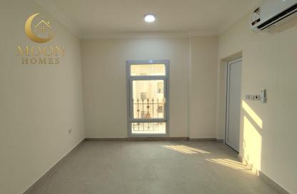 Apartment - 1 Bedroom - 2 Bathrooms for rent in Umm Ghuwailina 4 - Umm Ghuwailina - Doha