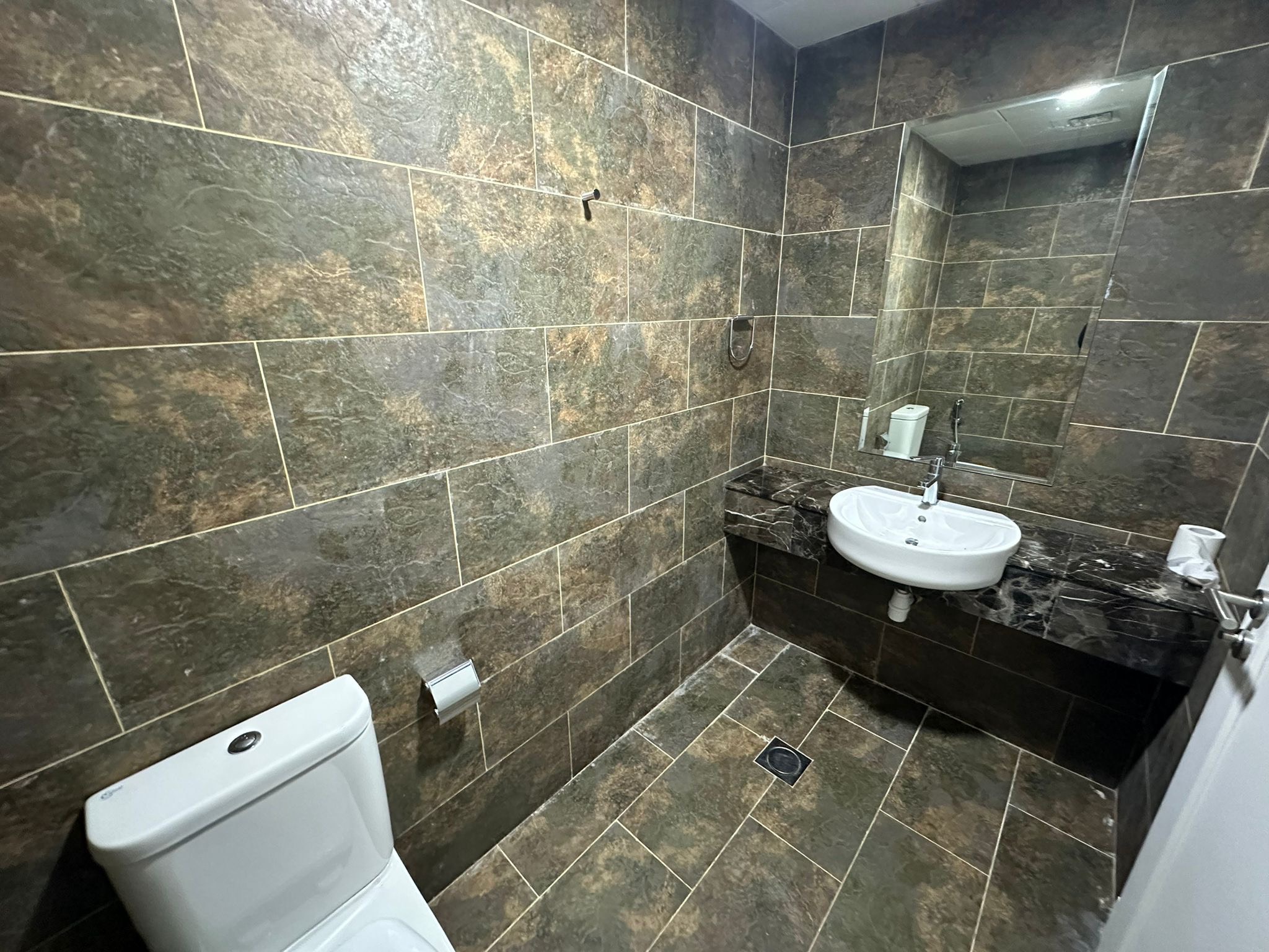 BRAND NEW 1BEDROOM WITH BRAND NEW FURNITURE thumbnail 5
