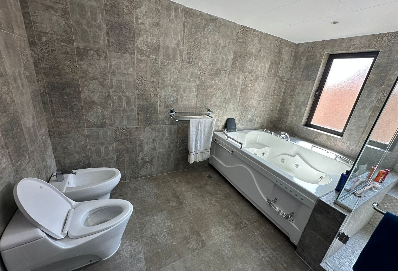 TRIPLEX TOWNHOUSE WITH MARINA VIEW IN PEARL thumbnail 23