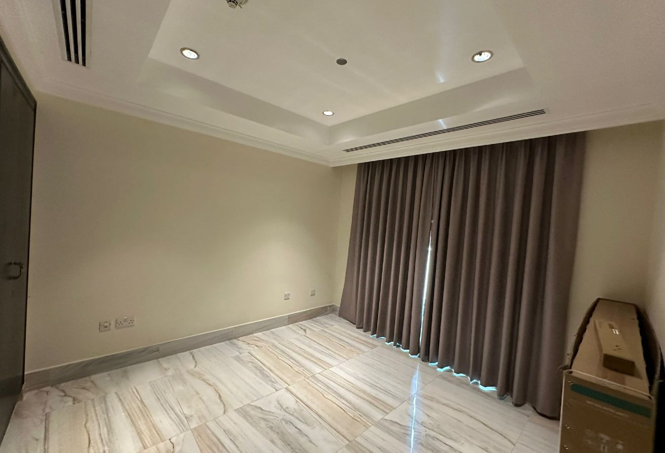 TRIPLEX TOWNHOUSE WITH MARINA VIEW IN PEARL thumbnail 4