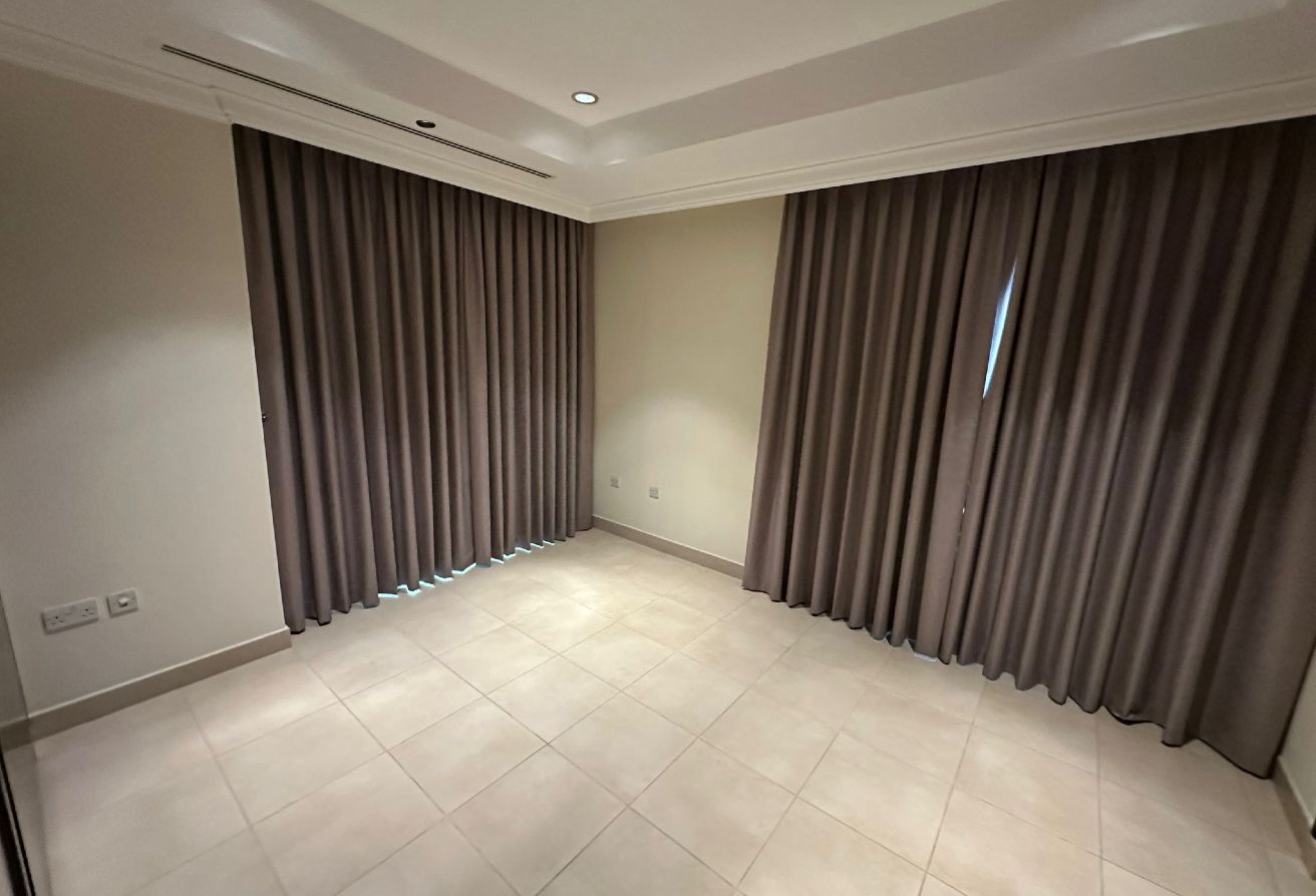 TRIPLEX TOWNHOUSE WITH MARINA VIEW IN PEARL thumbnail 12