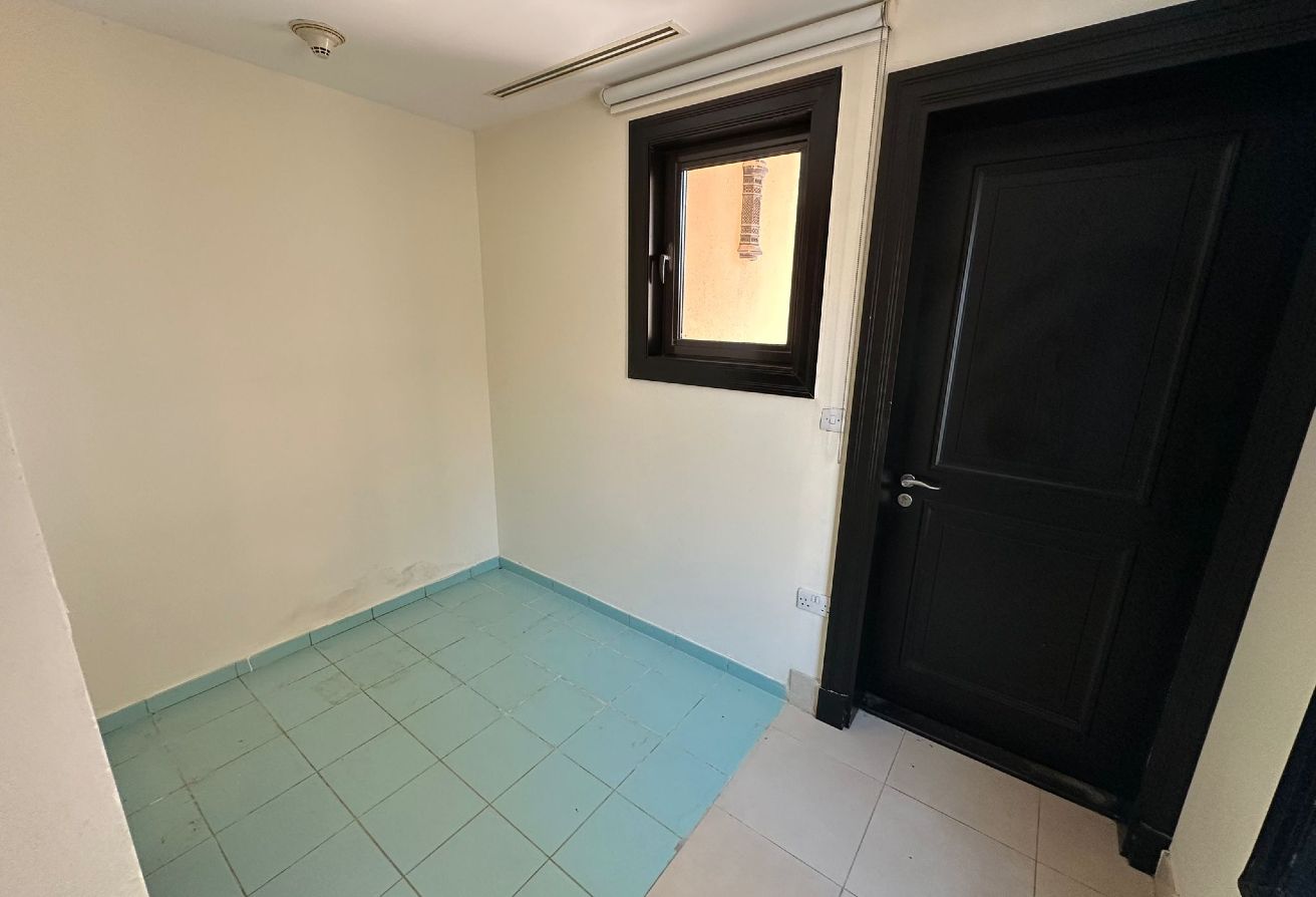 TRIPLEX TOWNHOUSE WITH MARINA VIEW IN PEARL thumbnail 9