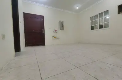 Apartment - 2 Bedrooms - 2 Bathrooms for rent in Bin Omran - Fereej Bin Omran - Doha