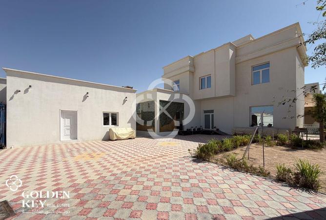Villa w/ Private Pool 6 BR and Garden in Al Ruwais