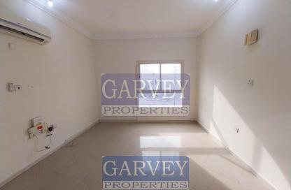 Apartment - 1 Bedroom - 1 Bathroom for rent in Umm Ghuwalina - Umm Ghuwailina - Doha