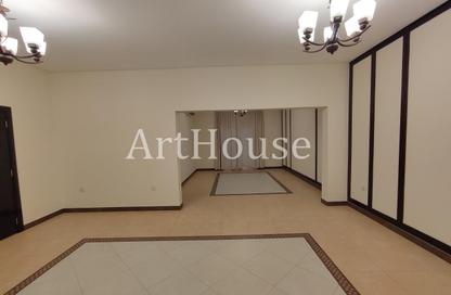Villa - 5 - 6 for rent in Izghawa - Izghawa - Doha