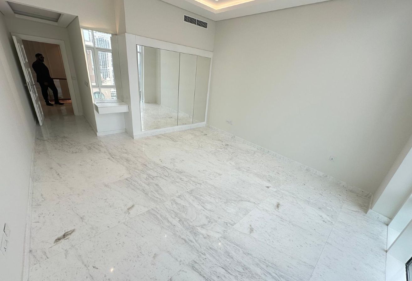 Penthouse for Sale in Porto Arabia | Sea View thumbnail 18