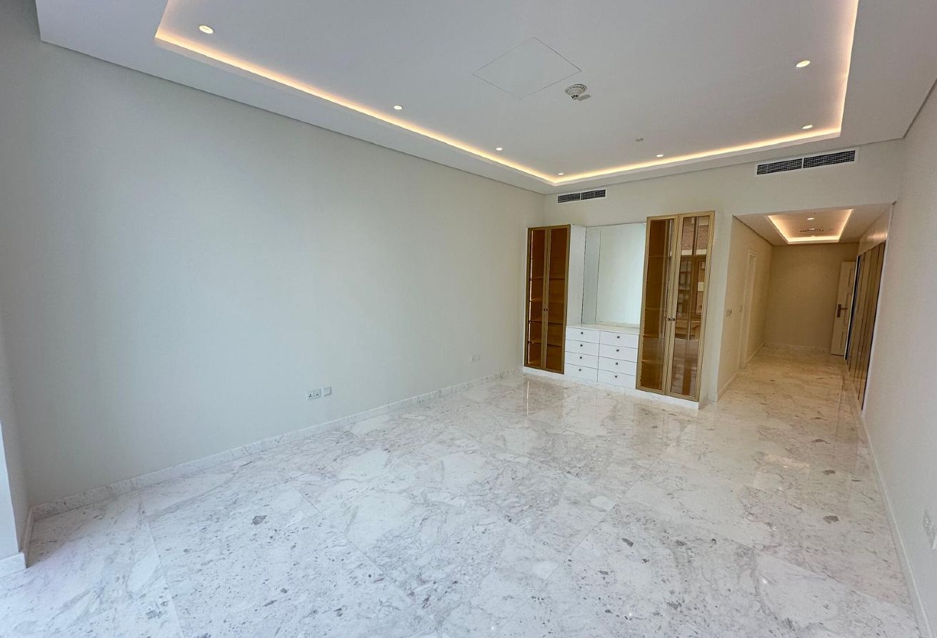 Penthouse for Sale in Porto Arabia | Sea View thumbnail 15