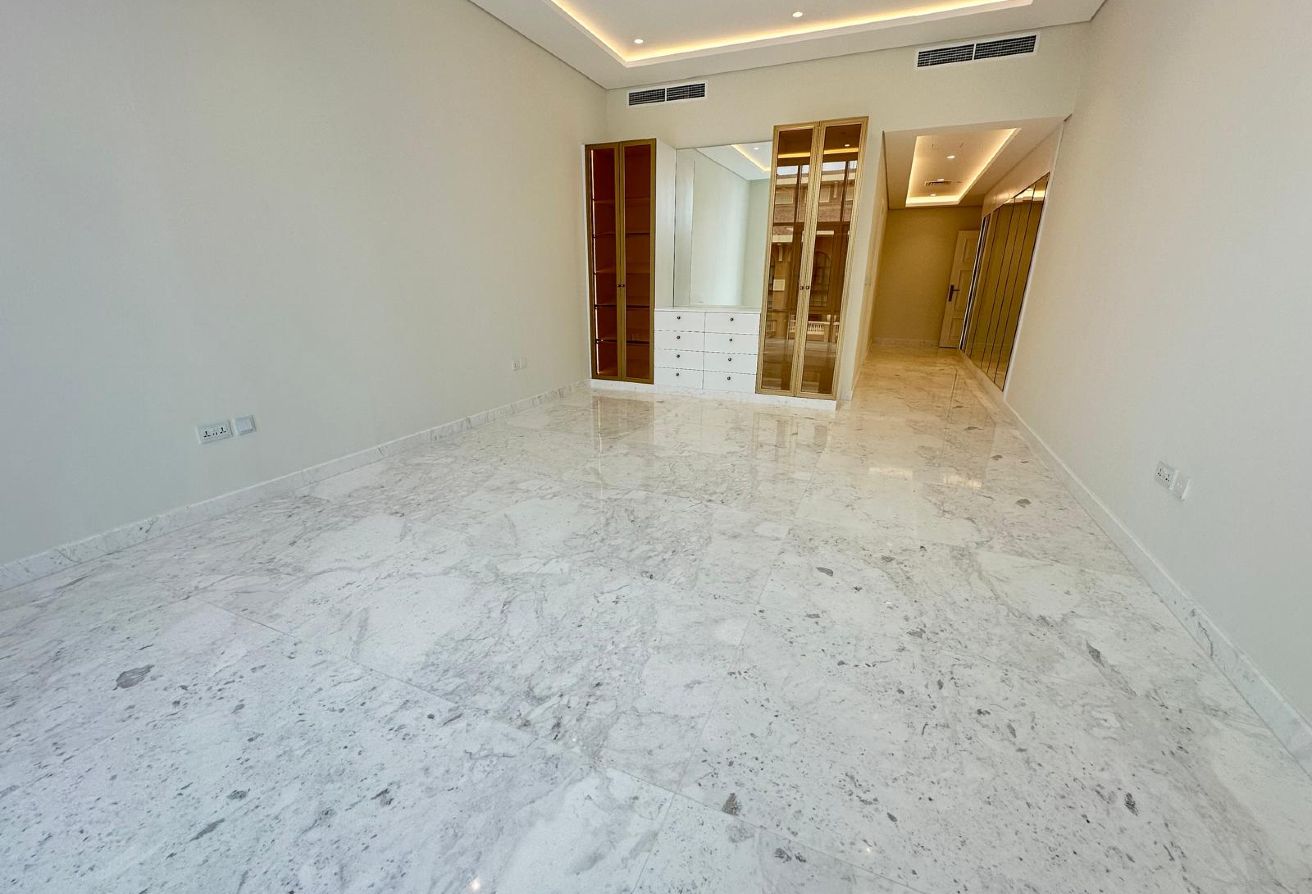 Penthouse for Sale in Porto Arabia | Sea View thumbnail 4
