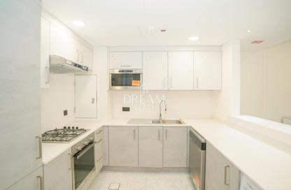Apartment - 2 Bedrooms - 4 Bathrooms for rent in Marina Tower 02 - Marina District - Lusail