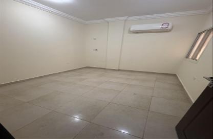 Apartment - 2 Bedrooms - 1 Bathroom for rent in Umm Ghwailina Comm - Umm Ghuwalina - Umm Ghuwailina - Doha