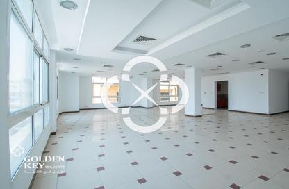 Office Space - Studio - 2 Bathrooms for rent in Umm Ghuwailina 4 - Umm Ghuwailina - Doha