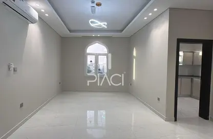 شقة - 2 غرف نوم - 2 حمامات للايجار في شارع المطار القديم - طريق المطار القديم - الدوحة