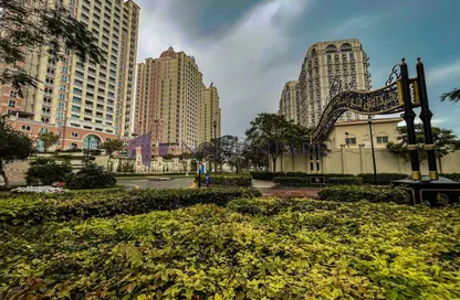 Apartment - 2 Bedrooms - 3 Bathrooms for rent in Floresta Gardens - Floresta Gardens - The Pearl Island - Doha