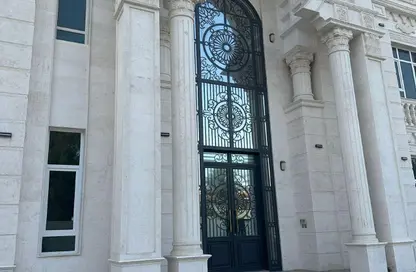 فيلا - 8 غرف نوم - 8 حمامات للبيع في الدفنة - الدفينة - الدوحة