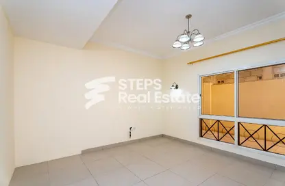 Compound - 5 Bedrooms - 6 Bathrooms for rent in Al Wukair - Al Wukair - Al Wakra