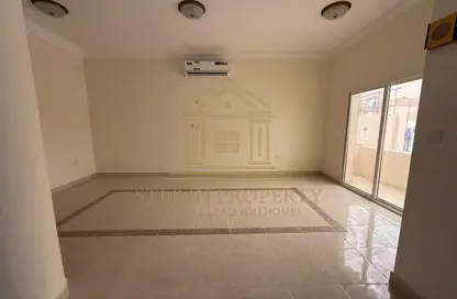 Villa - 5 Bedrooms - 3 Bathrooms for rent in Umm Al Seneem Street - Ain Khaled - Doha