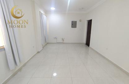 Apartment - 2 Bedrooms - 2 Bathrooms for rent in Umm Ghwailina Comm - Umm Ghuwalina - Umm Ghuwailina - Doha