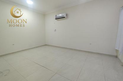 Apartment - 2 Bedrooms - 2 Bathrooms for rent in Umm Ghwailina Comm - Umm Ghuwalina - Umm Ghuwailina - Doha