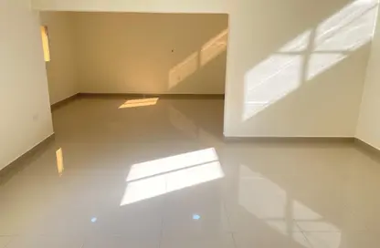 شقة - 2 غرف نوم - 2 حمامات للايجار في شارع المطار القديم - طريق المطار القديم - الدوحة