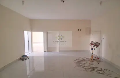 Apartment - 3 Bedrooms - 2 Bathrooms for rent in Umm Ghuwailina 4 - Umm Ghuwailina - Doha