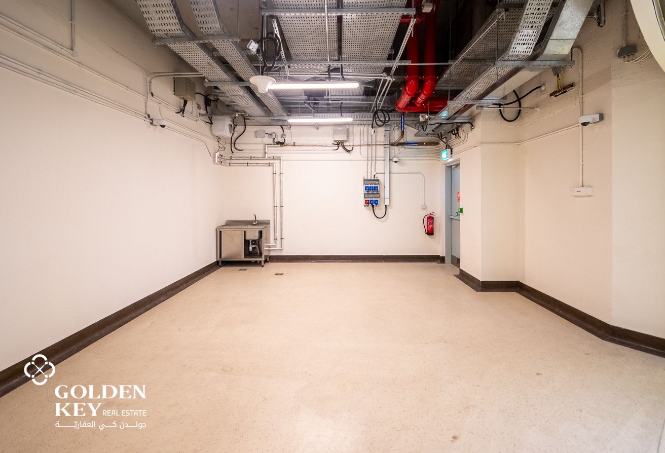 Shop Available in Prime Yacht Club Metro Station