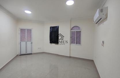 Apartment - 2 Bedrooms - 2 Bathrooms for rent in Thabit Bin Zaid Street - Al Mansoura - Doha