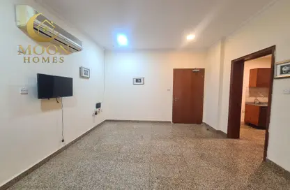 شقة - غرفة نوم - 1 حمام للايجار في ام غوالينا تجارية - ام غويلينا - أم غويلينا - الدوحة