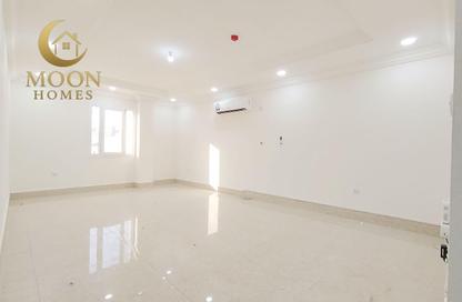 Apartment - 1 Bedroom - 2 Bathrooms for rent in Umm Ghuwailina 4 - Umm Ghuwailina - Doha