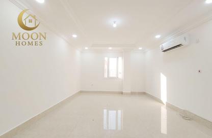 Apartment - 1 Bedroom - 2 Bathrooms for rent in Umm Ghuwailina 4 - Umm Ghuwailina - Doha