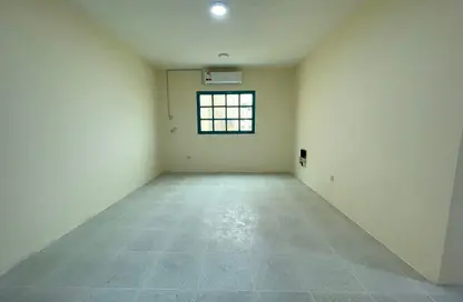 Apartment - 2 Bedrooms - 2 Bathrooms for rent in Umm Ghwailina Comm - Umm Ghuwalina - Umm Ghuwailina - Doha