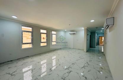 Apartment - 3 Bedrooms - 1 Bathroom for rent in Umm Ghuwalina - Umm Ghuwailina - Doha