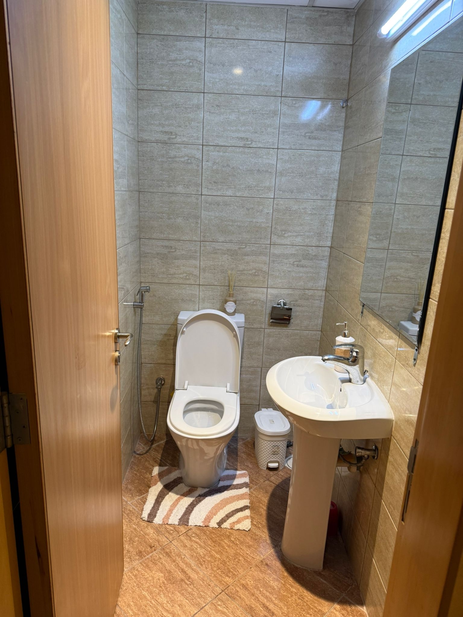 LUXURY UPGRADE 1BEDROOM FULLY FURNISHED 2 BALCONY thumbnail 7