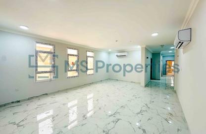Apartment - 3 Bedrooms - 2 Bathrooms for rent in Umm Ghwailina Comm - Umm Ghuwalina - Umm Ghuwailina - Doha Apartment - 3 Bedrooms - 2 Bathrooms for rent in Umm Ghwailina Comm - Umm Ghuwalina - Umm Ghuwailina - Doha
