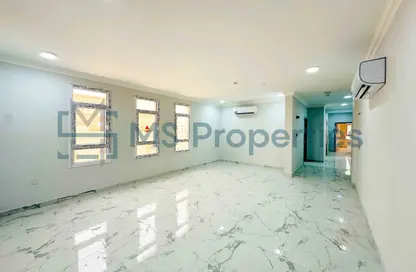 Apartment - 3 Bedrooms - 2 Bathrooms for rent in Umm Ghwailina Comm - Umm Ghuwalina - Umm Ghuwailina - Doha Apartment - 3 Bedrooms - 2 Bathrooms for rent in Umm Ghwailina Comm - Umm Ghuwalina - Umm Ghuwailina - Doha
