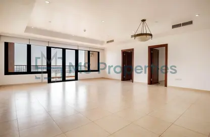 شقة - 3 غرف نوم - 4 حمامات للايجار في طريق بورتو الغربي - بورتو أرابيا - جزيرة اللؤلؤة - الدوحة