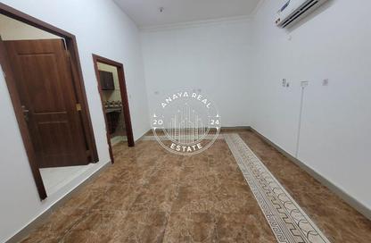 Villa - Studio - 1 Bathroom for rent in Umm Al Seneem Street - Ain Khaled - Doha