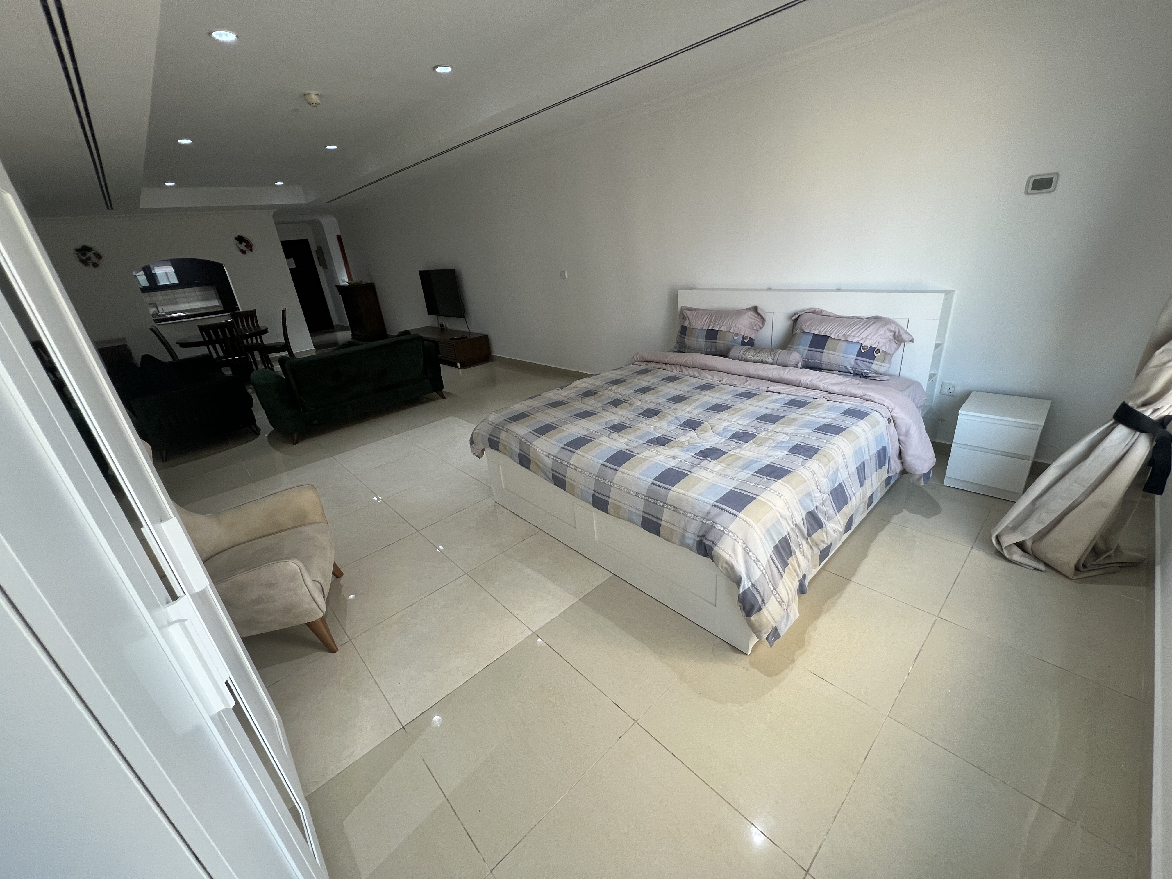 SPACIOUS STUDIO FULLY FURNISHED 5250 ONLY HOT DEAL thumbnail 5