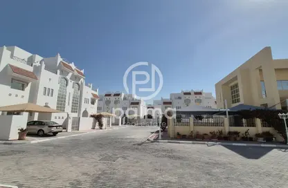 Villa - 3 Bedrooms - 5 Bathrooms for rent in Umm Al Seneem Street - Ain Khaled - Doha