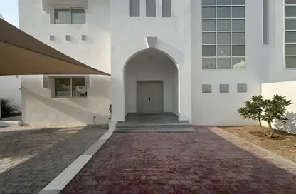 Villa - 3 Bedrooms - 4 Bathrooms for rent in Umm Al Seneem Street - Ain Khaled - Doha
