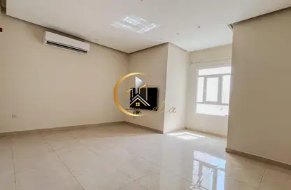 شقة - 2 غرف نوم - 2 حمامات للايجار في شارع عقبة بن نافع - طريق المطار القديم - الدوحة