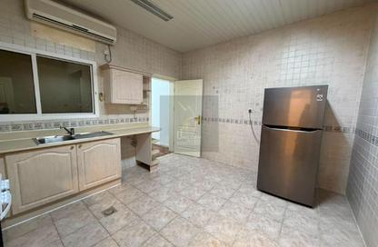 Compound - 3 Bedrooms - 4 Bathrooms for rent in Mamoura 18 - Al Maamoura - Doha