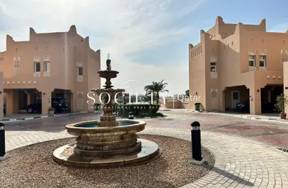 فيلا - 4 غرف نوم - 5 حمامات للايجار في البوابة الشرقية - بحيرة وست لاجون - الدوحة