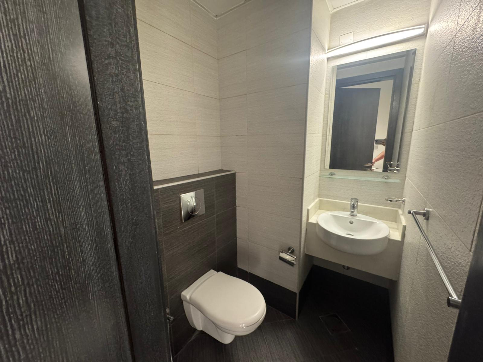 ELEGANT 1BHK SEMI FURNISHED WITH BALCONY APARTMENT thumbnail 5